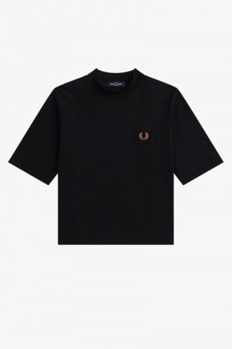 T-Shirts mit hohem Kragen und Aufnäherdetail