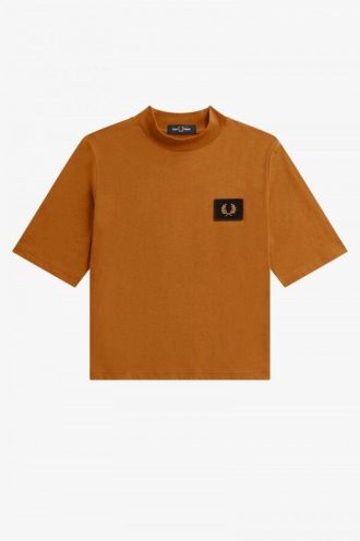 T-Shirts mit hohem Kragen und Aufnäherdetail