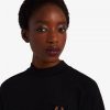 T-Shirts mit hohem Kragen und Aufnäherdetail