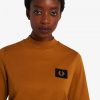 T-Shirts mit hohem Kragen und Aufnäherdetail
