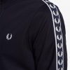 Trainingsjacken mit Einsätzen und Klebeband